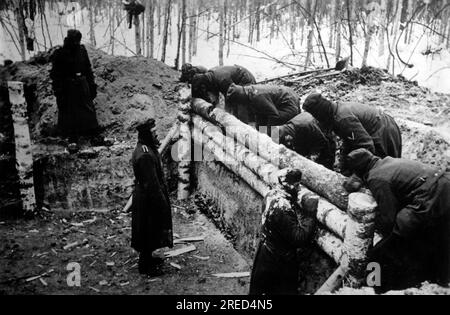 Deutsche Soldaten bauen ein Dugout in der Nähe von Juchnow im zentralen Teil der Ostfront. Foto: Dehl [maschinelle Übersetzung] Stockfoto