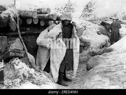 Deutsche Soldaten ziehen weiße Mäntel an, nachdem sie ihren Unterschlupf verlassen haben. Foto: Ebert. [Maschinelle Übersetzung] Stockfoto