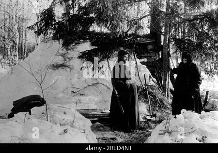 Im mittleren Teil der Ostfront vor Moskau: Deutsche Soldaten vor ihrem Ausgrabungsort bei Juchnow an der Ostfront. Die Blockhütte war mit Schnee bedeckt, um sie besser zu isolieren. Foto: Dehl. [Maschinelle Übersetzung] Stockfoto