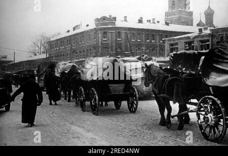 Pferdewagen auf einer Straße in Borovsk an der Front vor Moskau. Foto: Kroll. [Maschinelle Übersetzung] Stockfoto