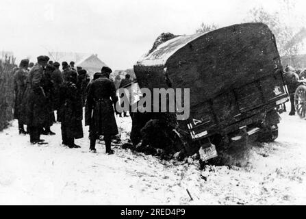 Während des deutschen Angriffs auf Moskau im mittleren Teil der Ostfront ist auf einer vereisten Straße ein Lkw in den Graben gerutscht. Auf der rechten Seite des Trucks ist das Abzeichen der 110. Infanteriedivision. Foto: Schmidt-Schaurburg [maschinelle Übersetzung] Stockfoto