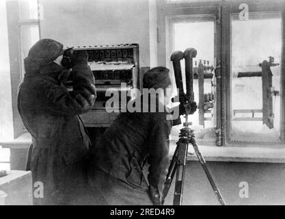 Deutsche Artilleriebeobachter an der Donetfront im südlichen Teil der Ostfront. Foto: Langl. [Maschinelle Übersetzung] Stockfoto