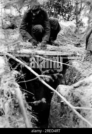 Deutsche Soldaten bedecken ihren Unterschlupf mit einer Strohschicht, um eine bessere Isolierung gegen die Kälte zu gewährleisten. Foto: Fenske. [Maschinelle Übersetzung] Stockfoto