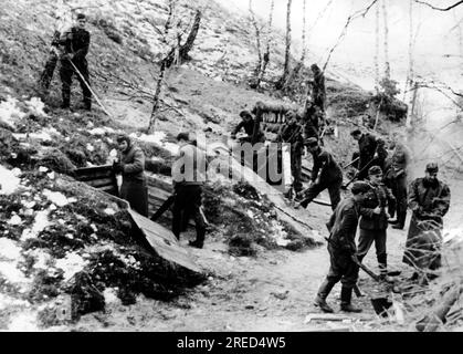 Deutsche Soldaten bauen Bunker im mittleren Teil der Ostfront bei Naro-Fominsk. Foto: Cusian [maschinelle Übersetzung] Stockfoto