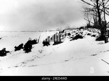 Während des deutschen Angriffs auf Moskau im zentralen Teil der Ostfront: Infanteristen in Deckung auf einem Hang. [Maschinelle Übersetzung] Stockfoto