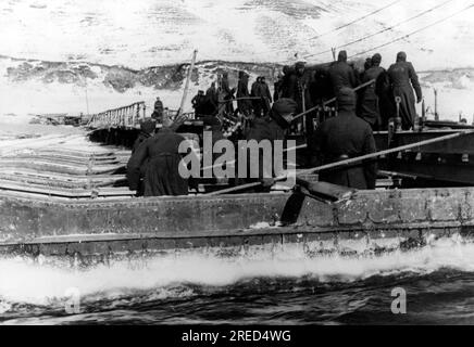 Während des deutschen Angriffs auf Moskau im mittleren Teil der Ostfront bewegen die Springer die Komponenten einer Brücke zusammen auf Pontons. Foto: Trauvetter [maschinelle Übersetzung] Stockfoto