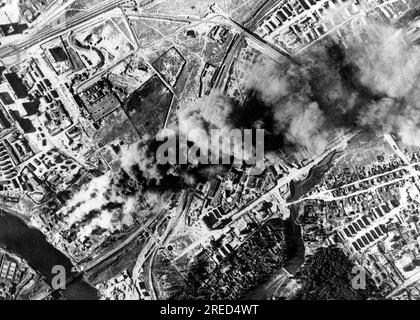 Während des deutschen Angriffs auf Moskau im zentralen Teil der Ostfront: Luftaufnahme eines Bombenangriffs auf Fabrikanlagen an der Moskva. [Maschinelle Übersetzung] Stockfoto