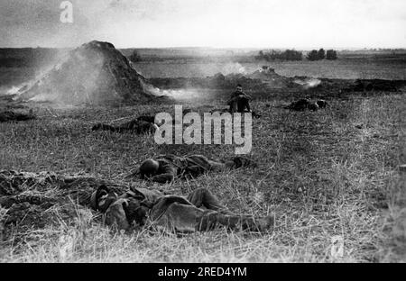 Tote russische Soldaten in Gefangenschaft im mittleren Teil der Ostfront. Foto: Habedanck. [Maschinelle Übersetzung] Stockfoto