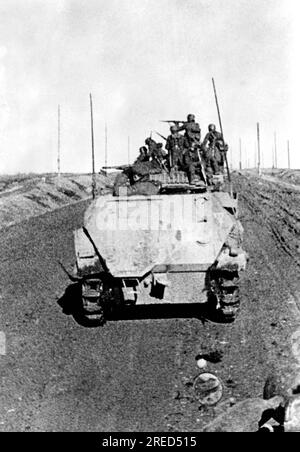 Deutsche Truppen greifen Tula an. Vor einem SdKfz. 251, dahinter Panzer III. Mit Infanterie. Foto: Meyer [maschinelle Übersetzung] Stockfoto