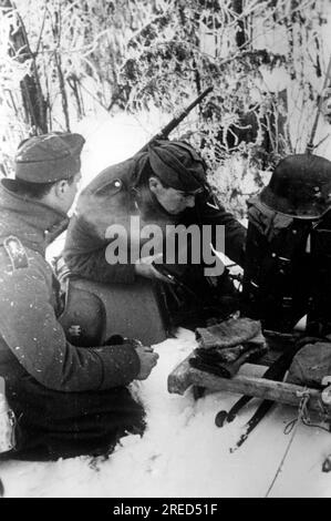 Deutsche Artilleriebesucher tragen ihr Funkgerät auf einem Schlitten in der Region Klin, um im Tiefschnee mobiler zu sein. Foto: E. Bauer [automatisierte Übersetzung] Stockfoto