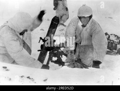 Deutsche Soldaten feuern mit einem Granatwerfer auf Ziele an der Ostfront. Foto: Grünwald. [Maschinelle Übersetzung] Stockfoto