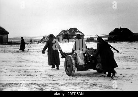 Deutsche Soldaten bringen eine Infanteriewaffe in die Nähe von Kursk im mittleren Teil der Ostfront. Foto: Lüthge [maschinelle Übersetzung] Stockfoto