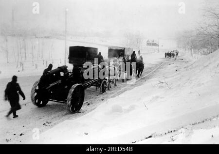 Pferde ziehen ein Artilleriestück über eine verschneite Straße (15cm Leichte Feldhaubitze 18) in der Nähe von Duderhof. Foto: Schürer [maschinelle Übersetzung] Stockfoto