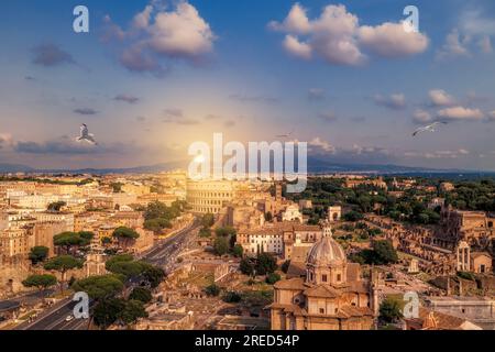 Panoramablick auf den archäologischen Park des Kolosseums - Forum Romanum und Palatin-Hügel in Rom, Italien. Stockfoto