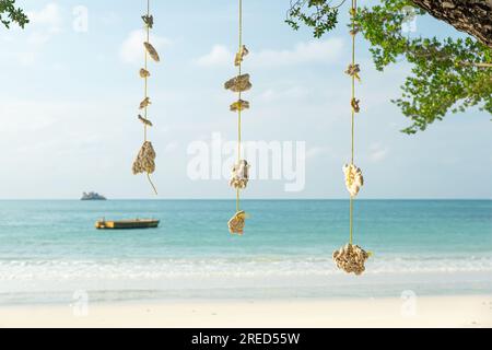 Dekoration von Korallenbäumen an einem tropischen Strand. Korallendekoration hängt am wunderschönen tropischen Inselstrand auf den Malediven. Korallenstücke hängen auf Holz Stockfoto