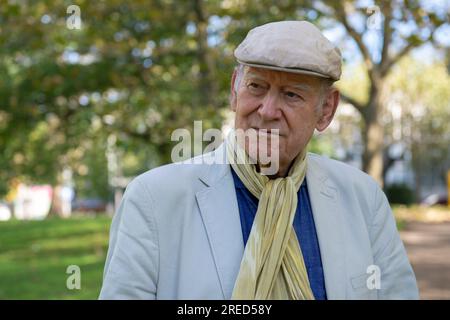 Frankfurt/Main DEU, 22.10.2021: Portrait Franz Hohler (geboren am 1. März 1943 in Biel) ist ein Schweizer Schriftsteller, Kabarettkünstler und Sänger-Songwriter , Frankfurt/Main DEU, 22.10.2021: Portrait Franz Hohler (geboren am 1. März 1943 in Biel) ist ein Schweizer Schriftsteller, Kabarettkünstler und Sänger-Songwriter Stockfoto