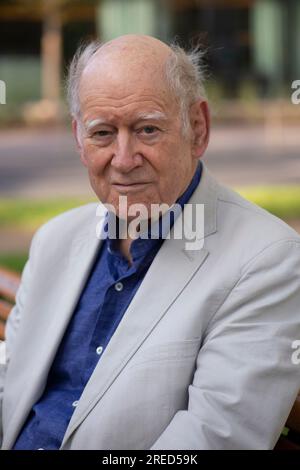 Frankfurt/Main DEU, 22.10.2021: Portrait Franz Hohler (geboren am 1. März 1943 in Biel) ist Schweizer Schriftsteller, Kabarettkünstler und Sänger-Songwriter Stockfoto