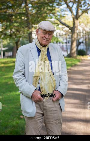 Frankfurt/Main DEU, 22.10.2021: Portrait Franz Hohler (geboren am 1. März 1943 in Biel) ist Schweizer Schriftsteller, Kabarettkünstler und Sänger-Songwriter Stockfoto