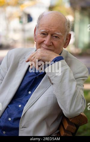 Frankfurt/Main DEU, 22.10.2021: Portrait Franz Hohler (geboren am 1. März 1943 in Biel) ist Schweizer Schriftsteller, Kabarettkünstler und Sänger-Songwriter Stockfoto