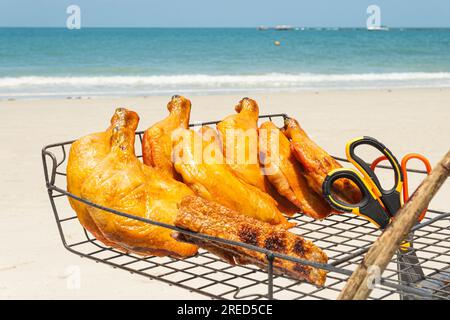 Thailand Koh Samet: Traditionelles thailändisches Hühnchen-Barbecue, Straßenküche am Strand Stockfoto