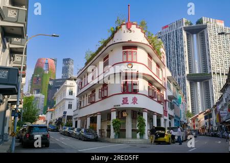 Blick auf das Potato Head Building an der Ecke Keong Saik Rd / Teck Lim Rd, Chinatown, Singapur; der Pinnacle@Duxton HDB-Wohnkomplex im Hintergrund. r) Stockfoto