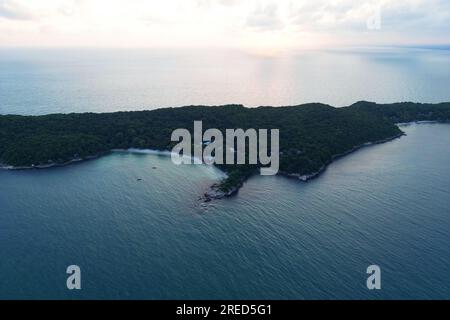 Luftaufnahme des Wong Duean Beach auf Ko Samet Island mit wunderschönem tropischem, kristallklarem, türkisfarbenem Meerwasser, Rayong, Thailand Stockfoto