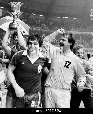 Hallenhandball VFL Gummersbach – SC Magdeburg 15:11 /13.05.1979/ Klaus Westebbe (L.) und Torhüter Rudi Rauer. In Dortmund Westfalenhalle [maschinelle Übersetzung] Stockfoto