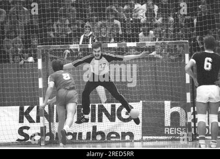 Europäischer Hallen-Handballbecher VFL Gummersbach - Karlskrona 21.11.1981. Torwart Andreas Thiel (GM) lenkt einen 7-Meter-Schuss ab. [Maschinelle Übersetzung] Stockfoto