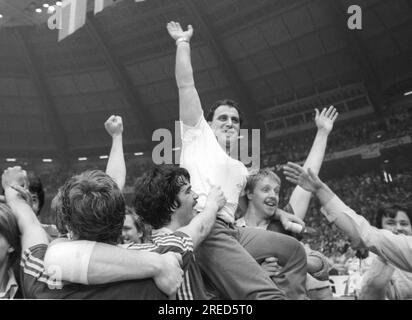 Hallenhandball Europapokal VFL Gummersbach – SC Magdeburg 15:11 /13.05.1979/ Coach Zlatan Siric (Gummersbach) auf den Schultern von Klaus Fey und Erhard Wunderlich (rechts) [automatisierte Übersetzung] Stockfoto