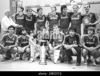 Hallenhandball VFL Gummersbach – TV Großwallstadt Deutsches Pokalfinale 05.06.1985 Gewinnerteam Gummersbach mit Pokal und Meisterschaftstrophäe [maschinelle Übersetzung] Stockfoto