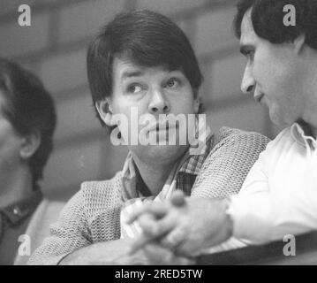 Europäischer Hallen-Handballbecher VFL Gummersbach - Karlskrona 21.11.1981. Joachim Deckarm als Zuschauer. [Maschinelle Übersetzung] Stockfoto