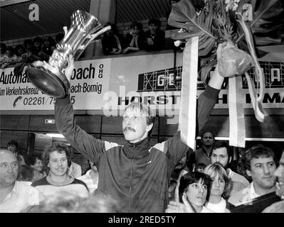 DHB - Pokalfinale: VFL Gummersbach - TuSem Essen 18.06.1983 / Erhard Wunderlich (VFL) mit Becher. [Maschinelle Übersetzung] Stockfoto