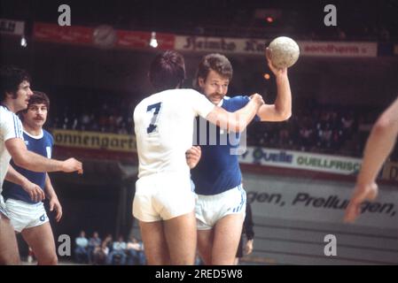 DHB Cup-Finale 1977: VFL Gummersbach - Hüttenberg am 10.06.1977 (16:14). Joachim Deckarm (VFL) auf dem Ball. [Maschinelle Übersetzung] Stockfoto