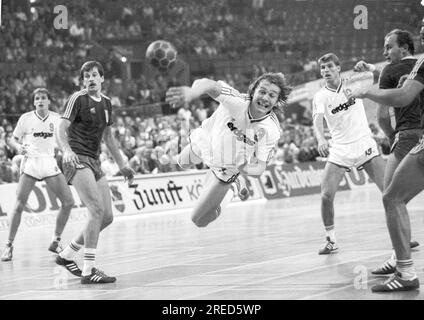 Indoor Handball Europapokal IHF Cup VFL Gummersbach - granitas Kaunus 07.11.1987 in Köln / Christian Fitzek (VFL) Überwürfe, Right Arason (VFL) [automatisierte Übersetzung] Stockfoto