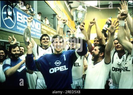 2. DHB-Finale VFL Gummersbach – TV Großwallstadt 25.05.1989 Torwart Siegfried ''Sigi'' Roch mit Becher hinter Uli Roth (Gwst.) [Maschinelle Übersetzung]' Stockfoto