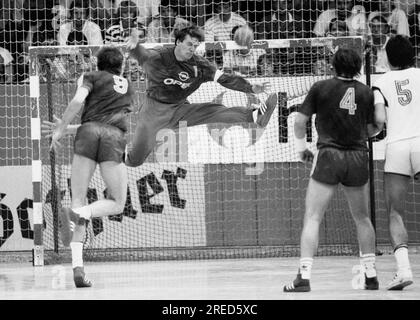 25.05.1989 2. DHB Final VFL Gummersbach – TV Grosswallstadt Siggi Roch hält 7m von Neitzel [automatisierte Übersetzung] Stockfoto