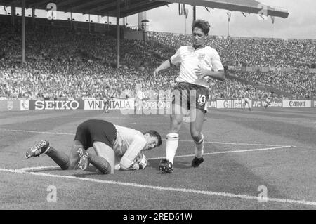 FB EM 1988 / England - Irland 0:1 / Torwart Pat Bonner (IRL) wird von Gary Lineker freigegeben [automatisierte Übersetzung] Stockfoto