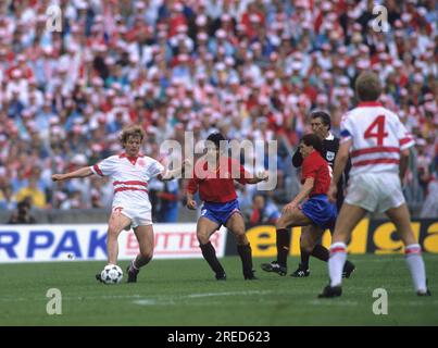 Fußball EM 1988 Dänemark - Spanien 2:3 /14.06.1988 in Hannover/ von links: Soeren Lerby, Tomas, Munoz Victor, Schiedsrichter Michel Vautrot und Morten Olsen (4) [automatisierte Übersetzung] Stockfoto