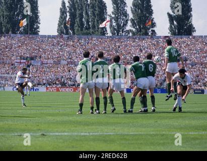 FB EM 1988 / England - Irland 0:1 / Freier Kick von John Barnes Stuck in Irish Wall [automatisierte Übersetzung] Stockfoto