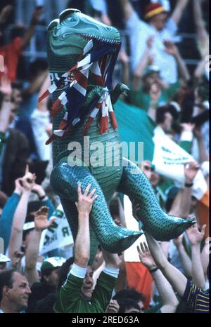 „FB EM 1988 / England - Ireland 0:1 / Irish ''crocodile'' beißt auf englische Flagge [automatisierte Übersetzung]' Stockfoto