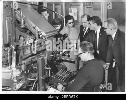 "Kameraden aus Ecuador, die als Gäste am VII. Parteikongress der SED in Berlin teilnehmen, besuchen die Druckerei der 'Märkischen Volksstimme'. f.r. Werksleiter Schröder, Gast, Genosse Eidner, Gastfrau. Ganz links, Karl-Heinz Karge. An der Drehmaschine Wolfgang Schlegel. Foto: MAZ/Manfred Haselhoff, 24.04.1967 [automatisierte Übersetzung]“ Stockfoto