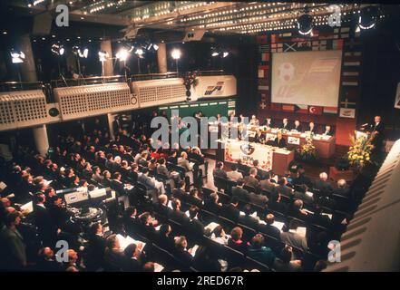 Europameisterschaft 1988 in Deutschland. Verlosung der Schlussrunde in Düsseldorf 12.02.1988 . Übersicht Messe Congess Centrum in Düsseldorf. [Maschinelle Übersetzung] Stockfoto