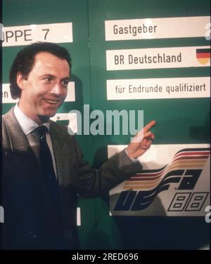 Europameisterschaft 1988 in Deutschland. Ziehung für das Finale in Düsseldorf 12.02.1988 . Teamleiter Franz Beckenbauer (Deutschland) vor dem Zeichenbrett. [Maschinelle Übersetzung] Stockfoto