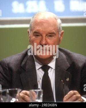 Europameisterschaft 1988 in Deutschland. Verlosung der Endrunde in Düsseldorf 12.02.1988. / UEFA-Präsident Jacques George [automatisierte Übersetzung] Stockfoto