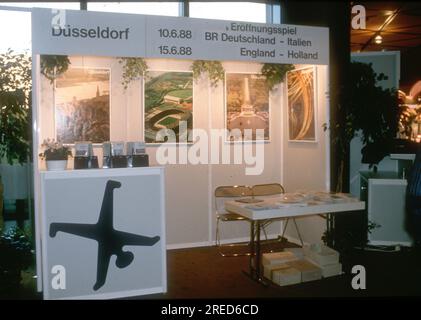 Europameisterschaft 1988 in Deutschland. Verlosung der Endrunde in Düsseldorf 12.02.1988. / Stand der Stadt Düsseldorf mit Bezug auf die dort stattfindenden Spiele. [Maschinelle Übersetzung] Stockfoto