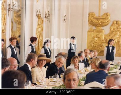 Während ihres Deutschlandbesuchs blieben auch der belgische König Albert II und Königin Paola in Potsdam. Manfred Stolpe empfängt die Gäste in Sanssouci in den New Chambers zum Essen. Foto: MAZ/Bernd Gartenschläger, 12.07.1995 [automatisierte Übersetzung] Stockfoto