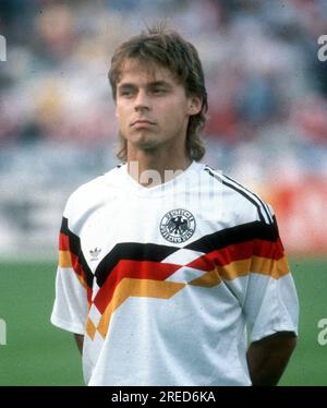 Fußball-Europameisterschaft 1988 / Eröffnungsspiel BR Deutschland – Italien in Düsseldorf 1:1 am 10.06.1988 / Olaf Thon (GER) [automatisierte Übersetzung] Stockfoto