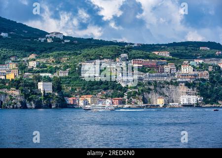 Die Küstenstadt Sorrent auf der Halbinsel Sorrentine mit Blick auf die Bucht von Neapel in der Region Kampanien im Südwesten Italiens Stockfoto