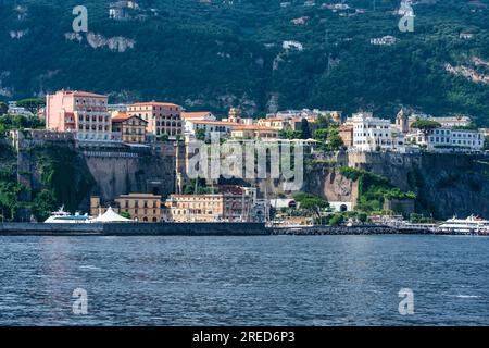 Hafen von Sorrent (Marina Piccola), mit der Stadt Sorrent auf den Klippen oben, an der Bucht von Neapel in der Region Kampanien im Südwesten Italiens Stockfoto
