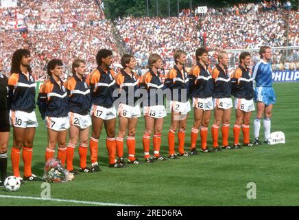 Fußball-Europameisterschaft 1988 in Deutschland / Niederlande - England 3:1 /15.06.1988 in Düsseldorf / Team Niederlande mit von links : Ruud Gullit, Gerald Vanenburg, Jan Wouters, Frank Rijkaard , Arnold Mühren, Erwin Koeman, Adri van Tiggelen, Marco van Basten, Ronald Koemann, Berry van Aerle und Torwart Hans van Breukelen [automatisierte Übersetzung] Stockfoto